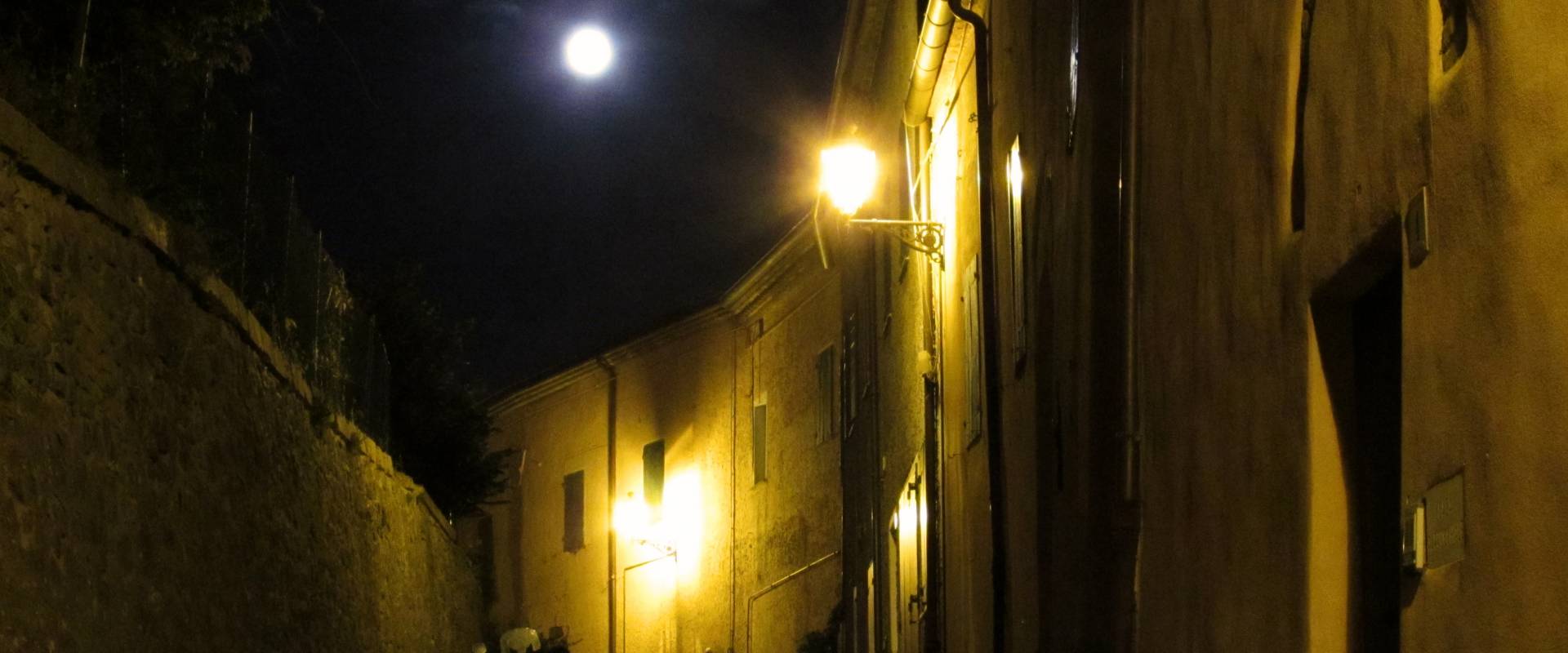 Una vecchia via illuminata dalla luna foto di Larabraga19